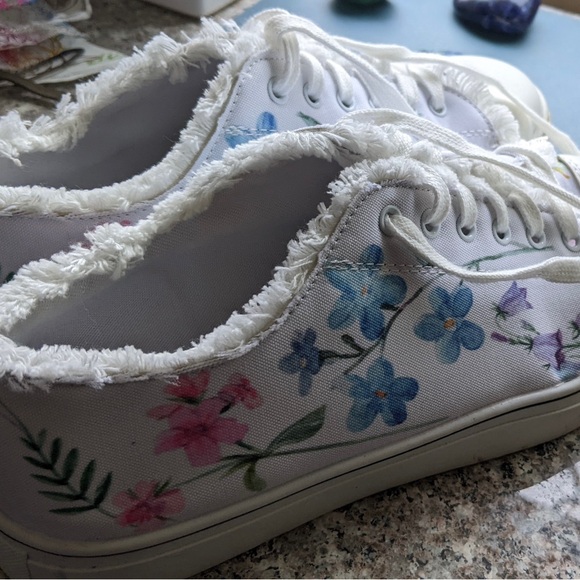 Floral sneakers. Size 9. - Picture 3 of 3